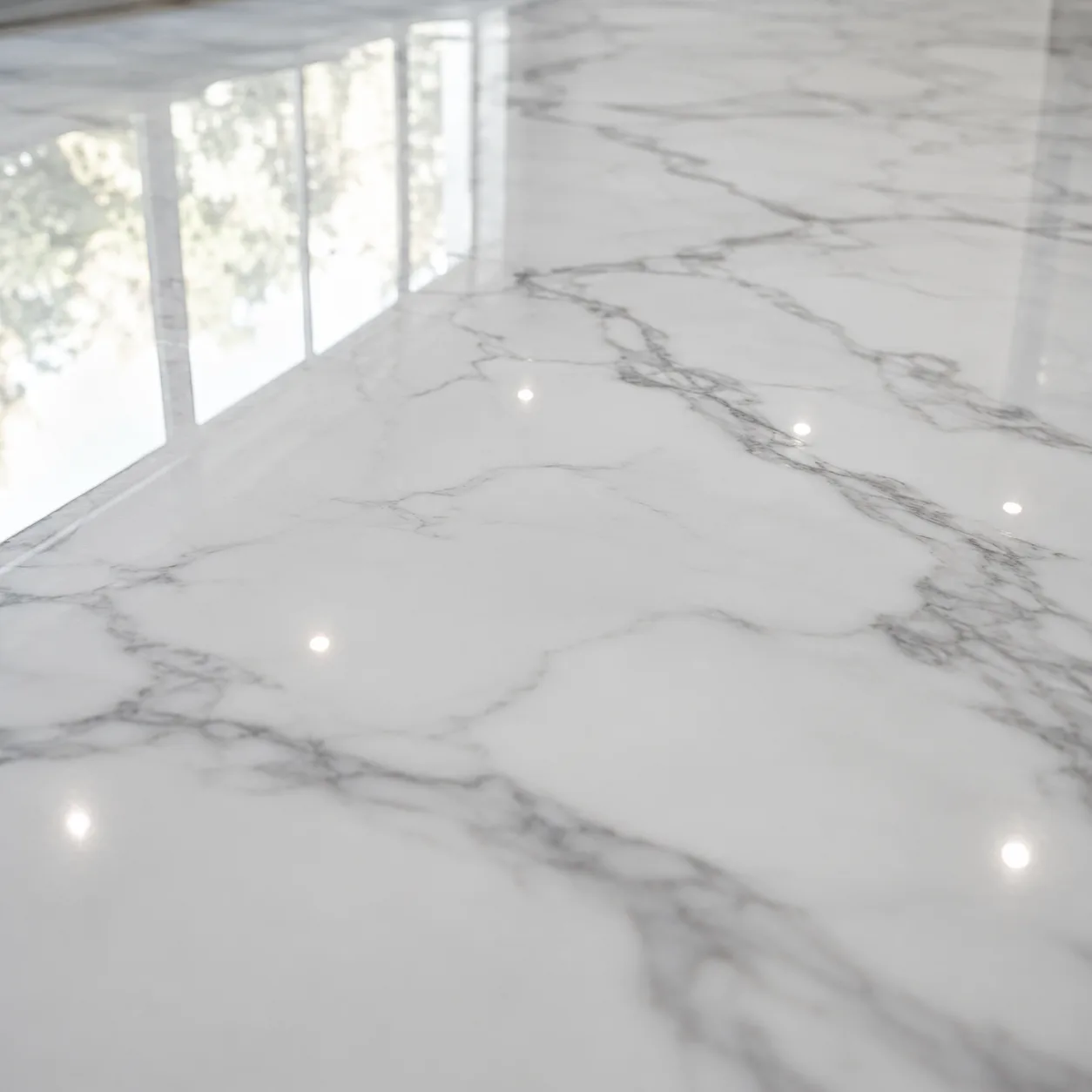 Piso epóxi acabado com efeito mármore e alto brilho refletindo a luz